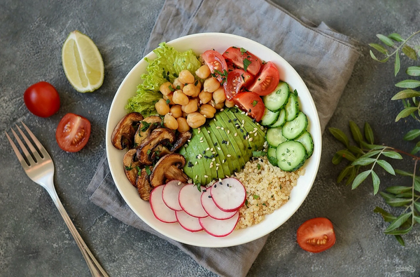 Colourful grain bowl with greens and seeds